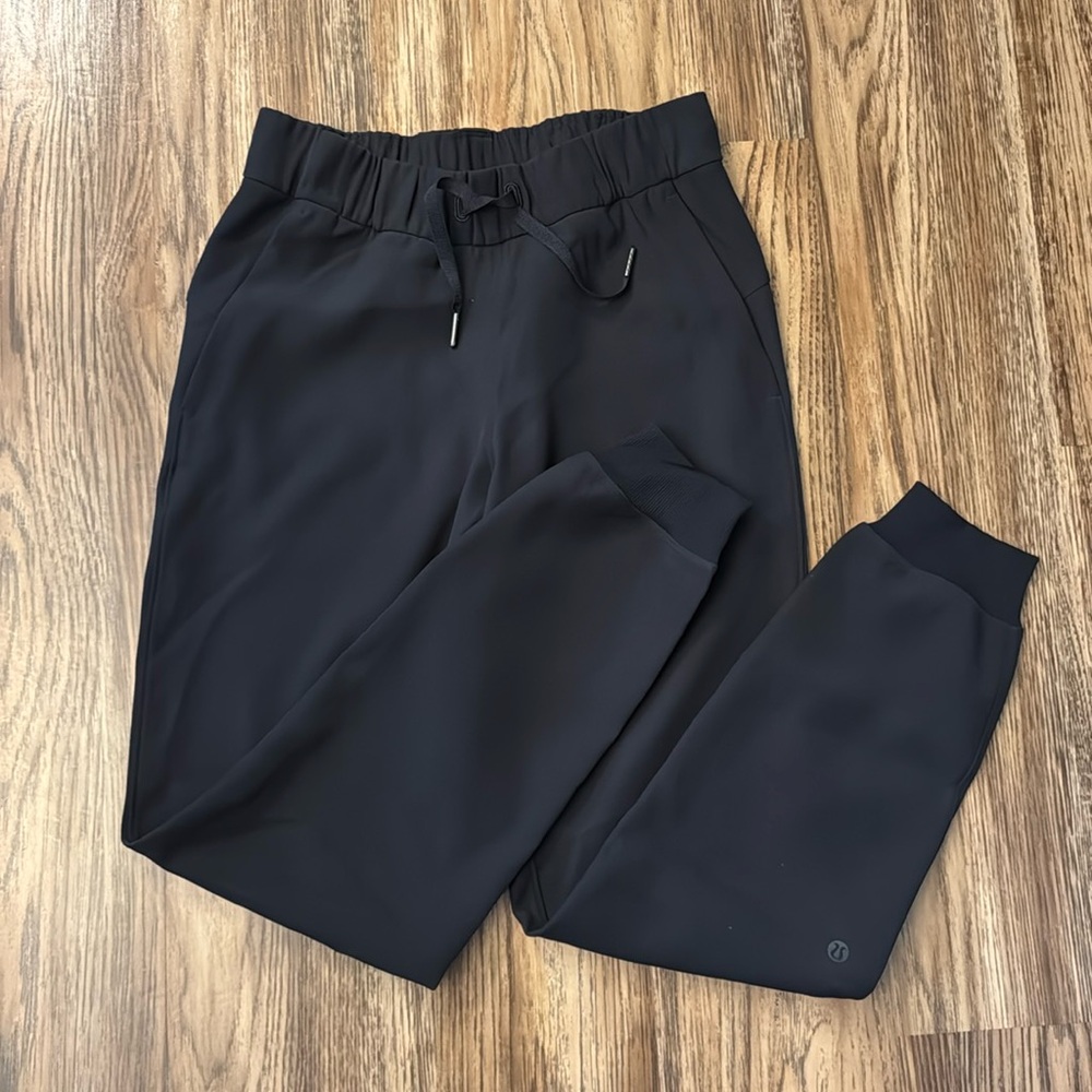 LIKE NEW!! Lululemon On the Fly woven jogger - size 2 black color